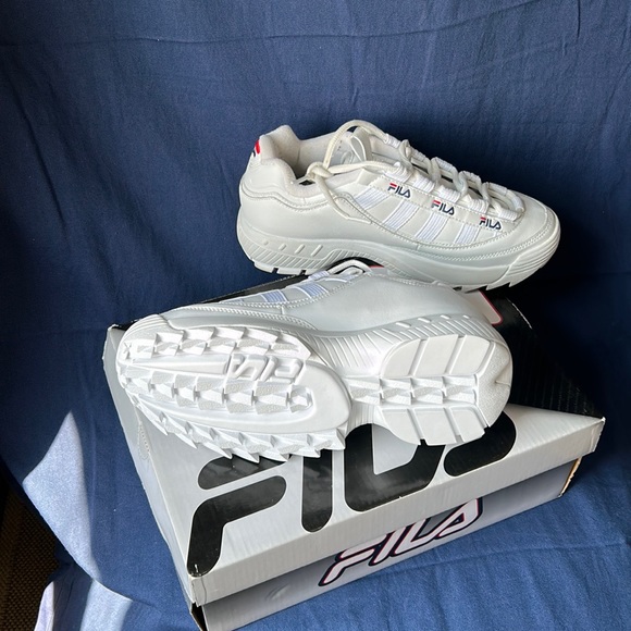Woman fila sneakers size 8.5 nwb - Picture 2 of 3